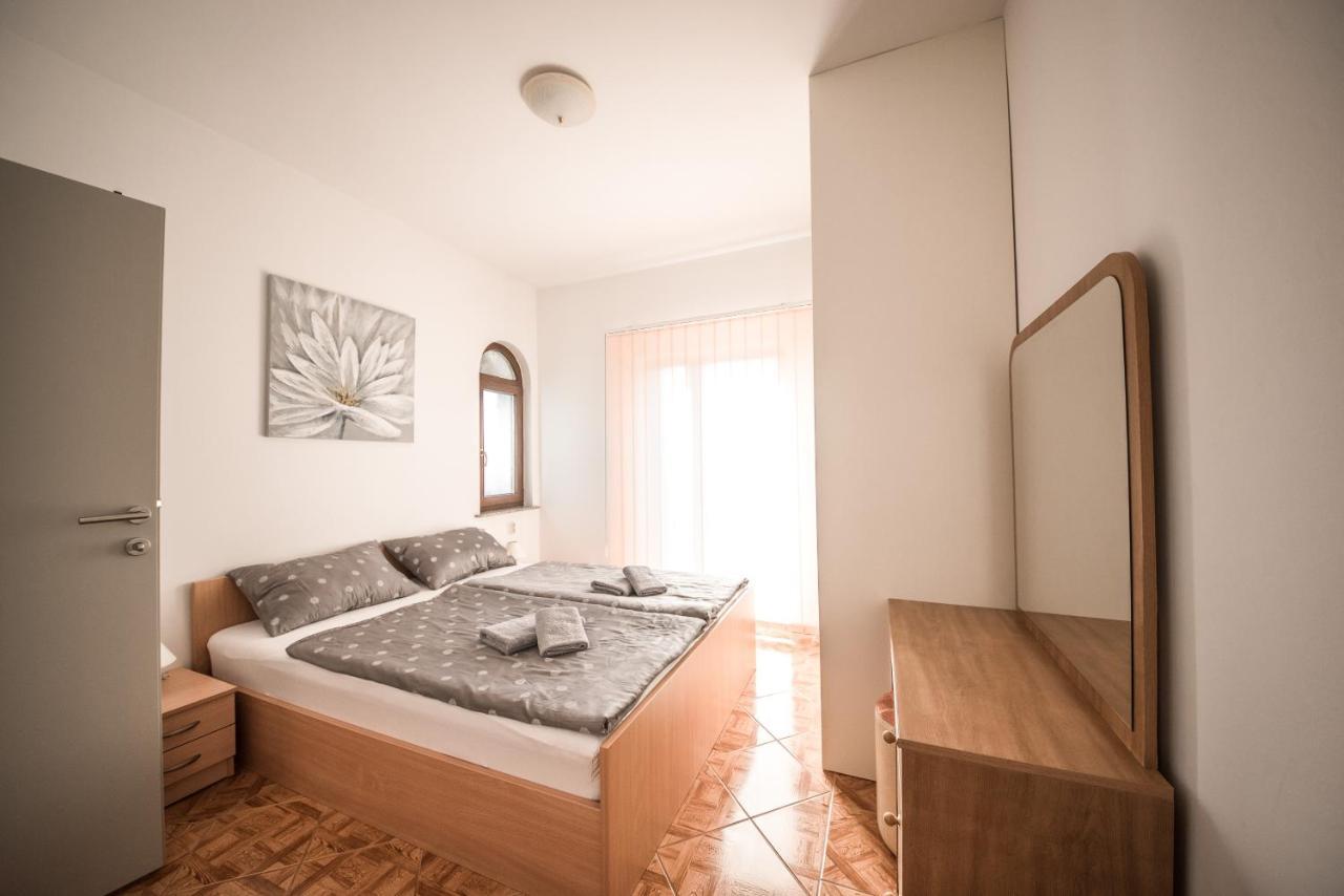 Apartments And Rooms By The Sea Vrsi - Mulo, Zadar - 5848 Exterior foto